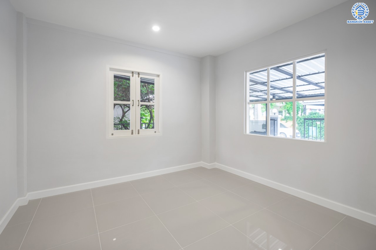 บ้านมือสองตกแต่งใหม่ แบรนด์ LH ม.ชัยพฤกษ์ บางบัวทอง หลังมุม เนื้อที่ 57.7 ตร.ว. ฟังก์ชัน 3 ห้องนอน 2 ห้องน้ำ จอดรถ 2 คัน พร้อม facilities ครบครัน บนทำเลเดินทางสะดวก ติดถนนบางกรวย-ไทรน้อย ใกล้เซ็นทรัลเวสต์เกต และรถไฟฟ้าสายสีม่วง "สถานีบางพลู"